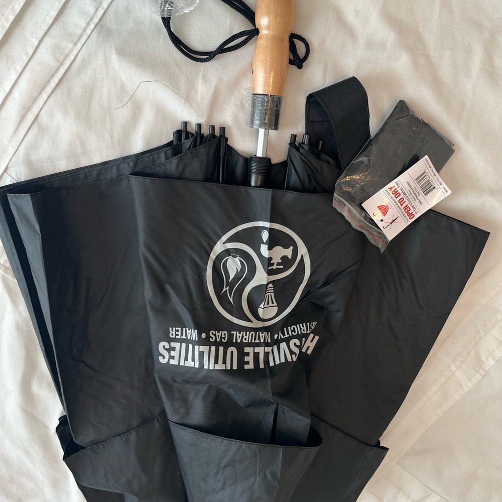 Stromberg Brand Umbrella With TI
Automotive Logo & Cover - Black & White - New!